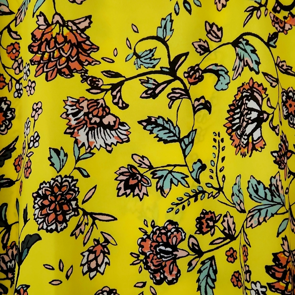 Pretty bright yellow floral top in great condition! - Picture 2 of 6